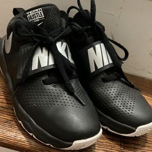 Nike Team Hustle D8 Black Y4.5